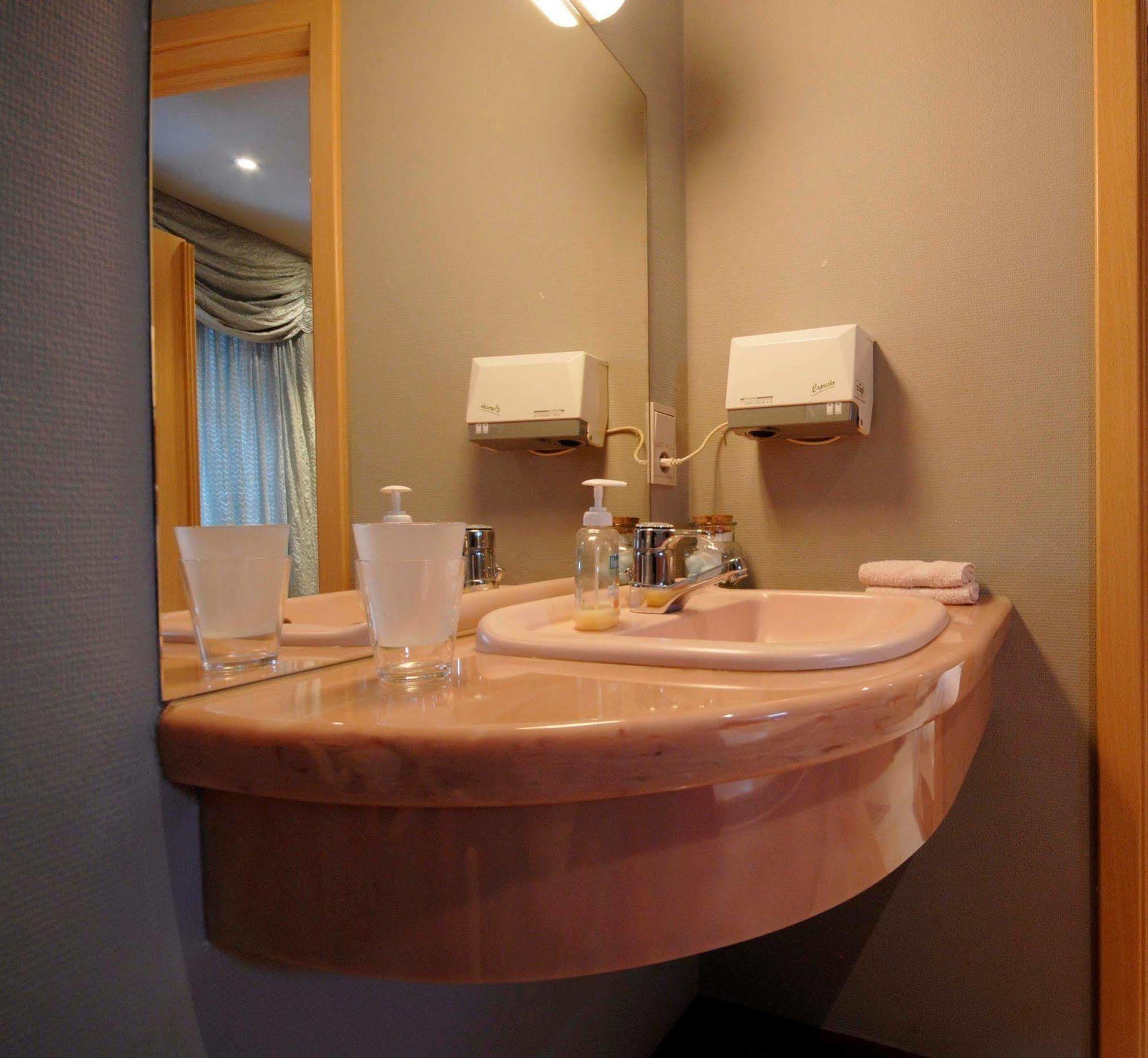 Hotel Duivels Paterke Harelbeeksestraat 29, 8500 קורטרייק מראה חיצוני תמונה